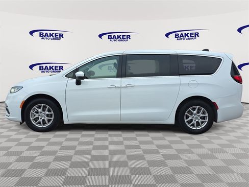 Used 2023 Chrysler Pacifica Touring-L image 6