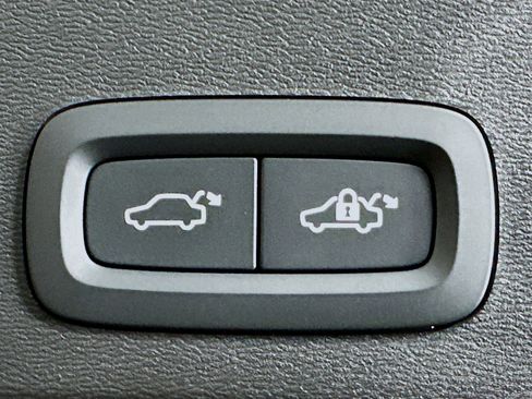 Used 2025 Volvo XC40 B5 Plus image 31