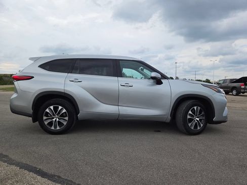Used 2022 Toyota Highlander XLE AWD/4WD image 24