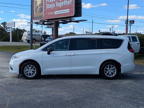 Used 2024 Chrysler Pacifica Touring-L image 5