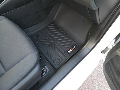 Used 2025 Toyota Corolla LE image 28