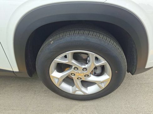 Used 2025 Chevrolet Trax LS w/ LS Convenience Package FWD image 4
