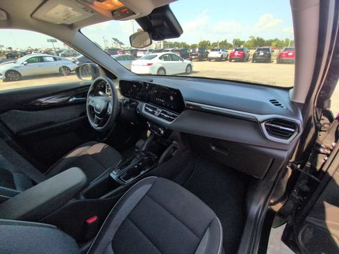Used 2025 Chevrolet TrailBlazer LT AWD/4WD image 31