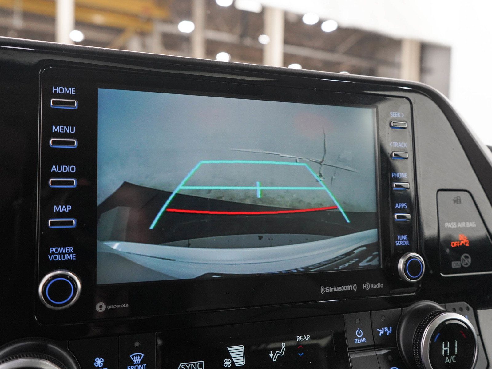 Used 2021 Toyota Highlander XLE AWD/4WD image 30