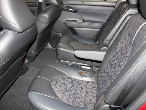 Used 2024 Toyota Highlander XLE image 30