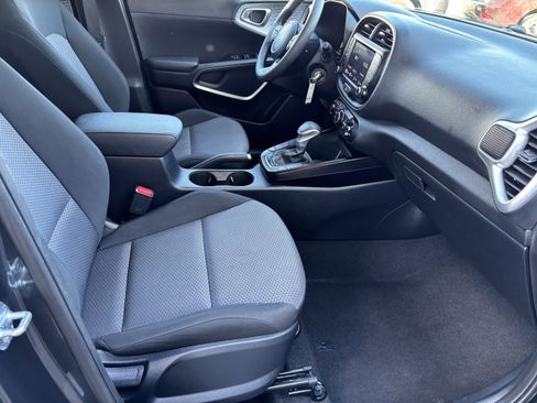 Used 2025 Kia Soul LX w/ LX Technology Package FWD image 33