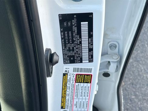 Certified 2025 Toyota Highlander XLE image 32