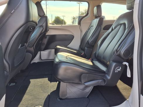Used 2024 Chrysler Pacifica Touring-L FWD image 18