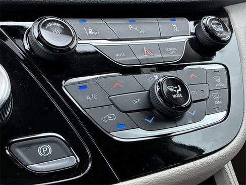 Used 2023 Chrysler Pacifica Limited image 41