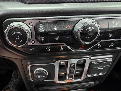 Used 2018 Jeep Wrangler Unlimited Sahara AWD/4WD image 38