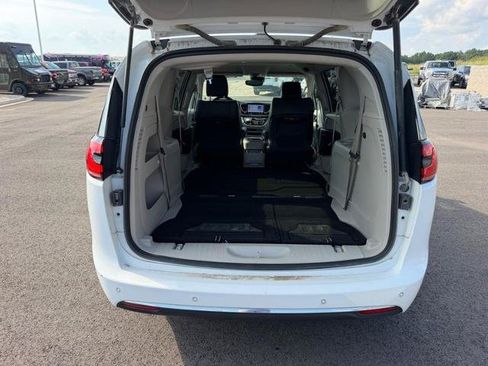 Used 2023 Chrysler Pacifica Touring-L FWD image 7