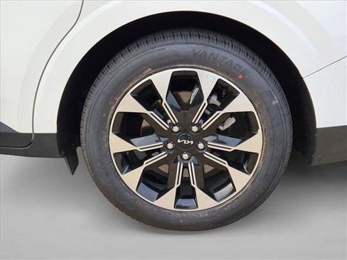 Used 2023 Kia Carnival EX FWD image 24