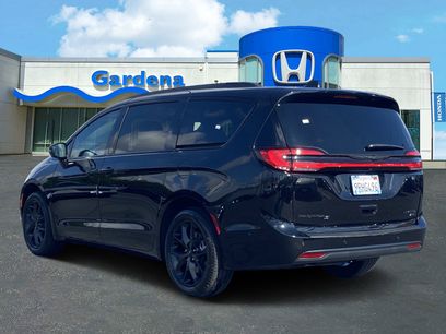 Used 2024 Chrysler Pacifica Limited w/ Uconnect Theater Family Group