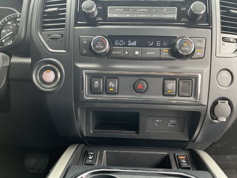 Used 2024 Nissan Titan SV w/ SV Convenience Package RWD image 21