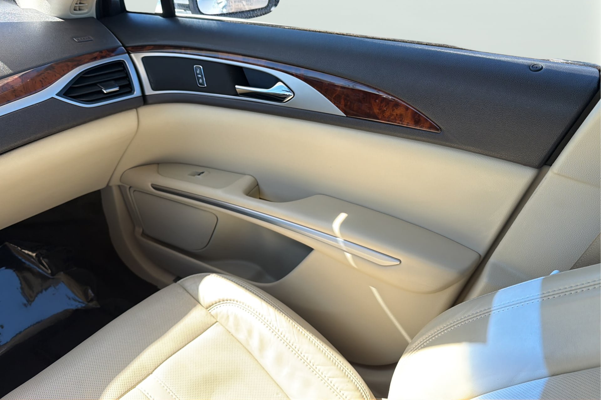 Used 2015 Lincoln MKZ Hybrid w/ Equipment Group 202A Reserve FWD image 17