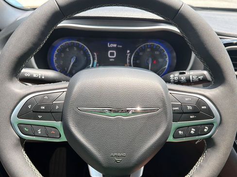 Used 2025 Chrysler Pacifica Select FWD image 15