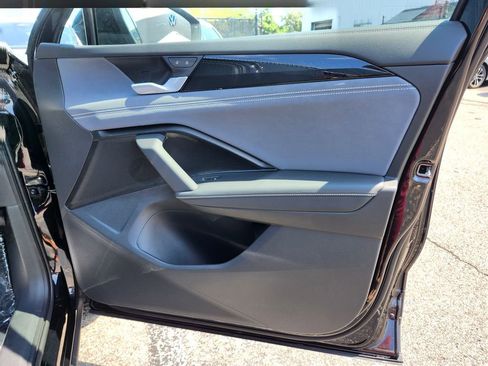 New 2025 Volkswagen Tiguan SE image 18