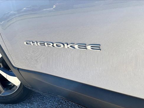 Used 2019 Jeep Cherokee Limited w/ Luxury Group image 32