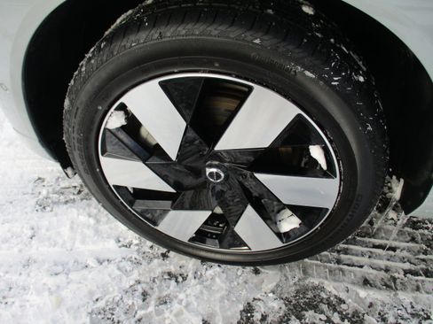 Certified 2024 Volvo XC60 T8 Plus w/ Protection Package Premier image 9