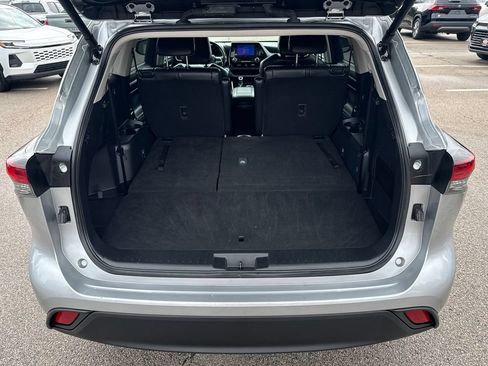 Used 2025 Toyota Highlander XLE AWD/4WD image 7