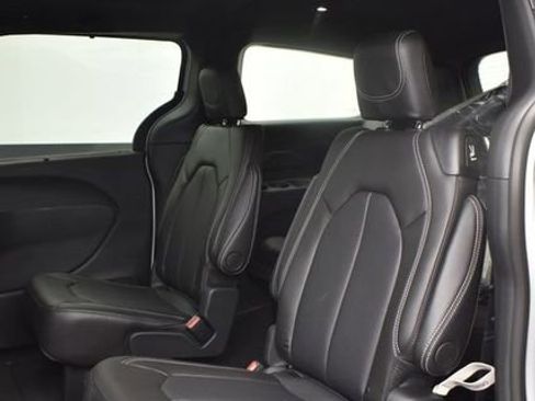 New 2026 Chrysler Pacifica Select AWD/4WD image 10