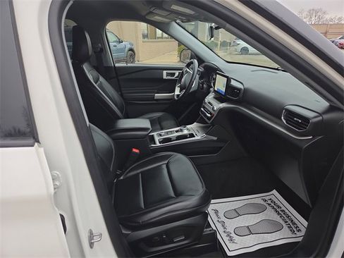 Certified 2022 Ford Explorer XLT w/ Equipment Group 202A image 9
