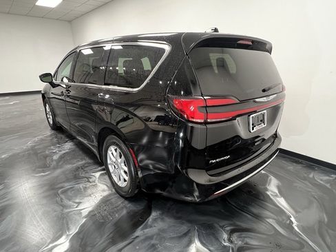 Used 2024 Chrysler Pacifica Touring-L image 19
