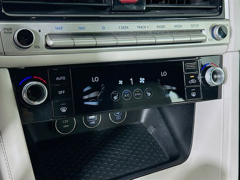 Used 2025 Genesis G70 2.5T image 24