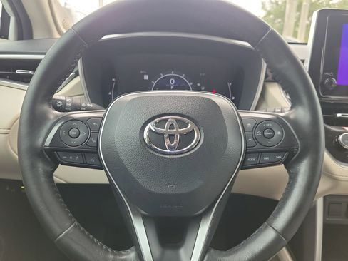 Used 2023 Toyota Corolla Cross XLE w/ Convenience Package FWD image 23