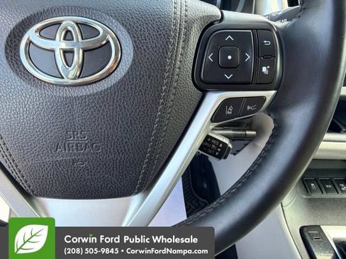 Used 2018 Toyota Highlander XLE AWD/4WD image 19