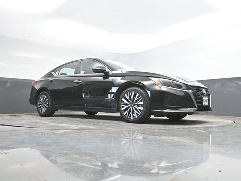 Used 2025 Nissan Altima 2.5 SV FWD image 31