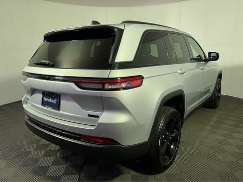 Used 2025 Jeep Grand Cherokee Altitude AWD/4WD image 7
