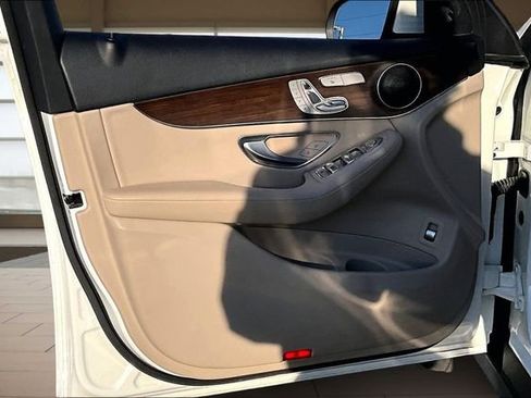 Used 2021 Mercedes-Benz GLC 300 4MATIC image 23