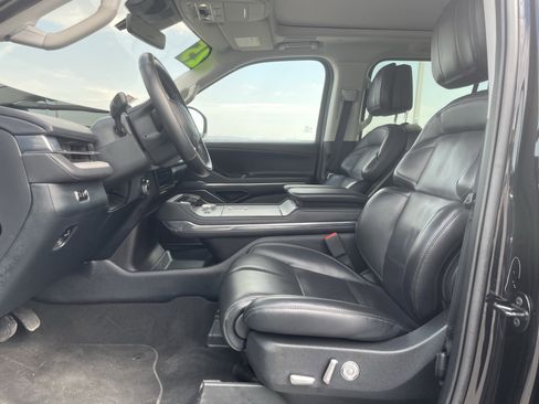 Used 2025 Lincoln Navigator Reserve image 12