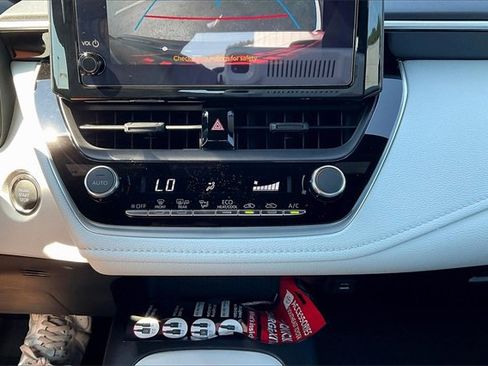 Used 2025 Toyota Corolla SE image 32