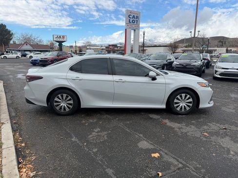 Used 2022 Toyota Camry LE image 4