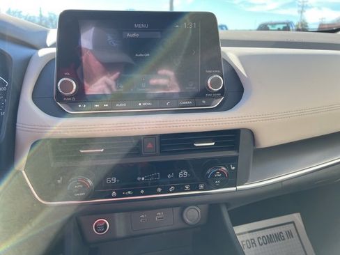 Used 2023 Nissan Rogue SV w/ SV Premium B Package image 17