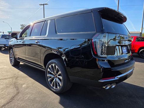 New 2026 Chevrolet Suburban High Country image 3