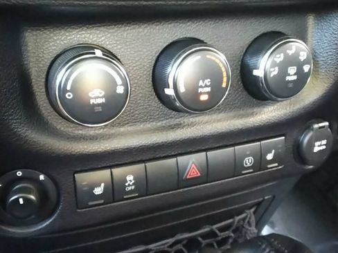 Used 2016 Jeep Wrangler Unlimited Sahara w/ Connectivity Group AWD/4WD image 17