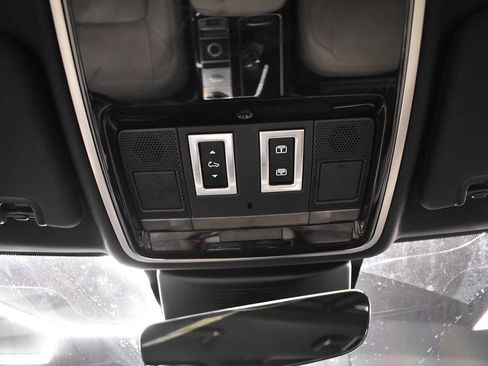 Used 2020 Land Rover Range Rover HSE image 16