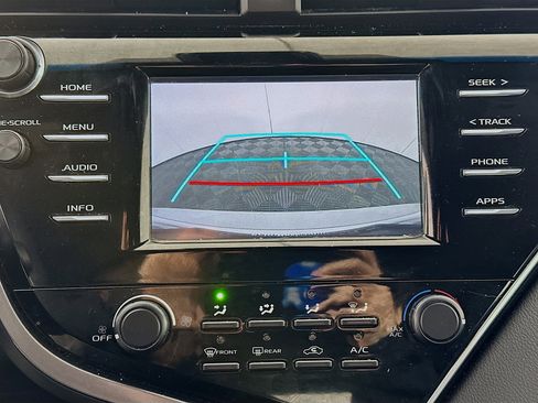 Used 2018 Toyota Camry LE image 21