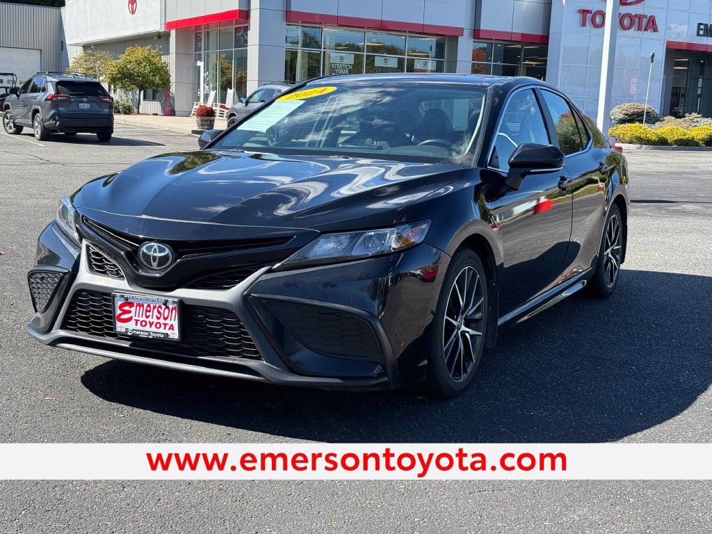Used 2024 Toyota Camry SE w/ Cold Weather Package AWD/4WD image 1