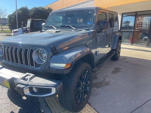 Used 2025 Jeep Wrangler Unlimited Sahara AWD/4WD image 8
