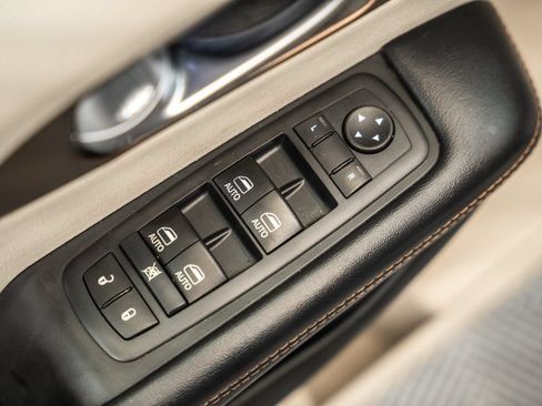 Used 2017 Chrysler Pacifica Touring-L Plus w/ Tire & Wheel Group FWD image 40
