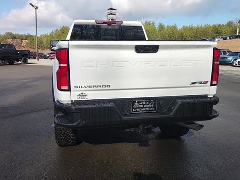 Used 2025 Chevrolet Silverado 2500 ZR2 w/ Technology Package image 17