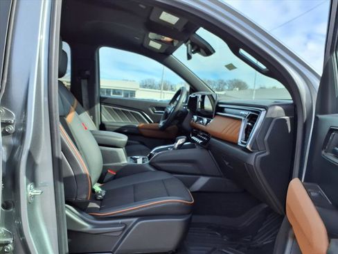 Used 2025 GMC Canyon AT4 image 25