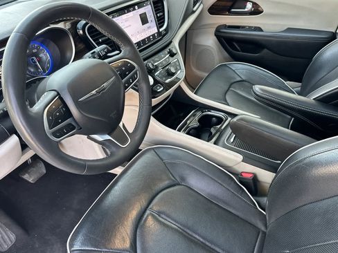 Used 2023 Chrysler Pacifica Limited image 12