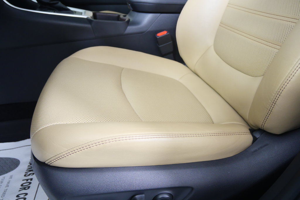 Used 2019 Toyota RAV4 Limited w/ Cold Weather Package FWD image 10