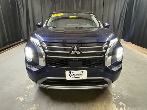 Used 2025 Mitsubishi Outlander SE FWD image 2