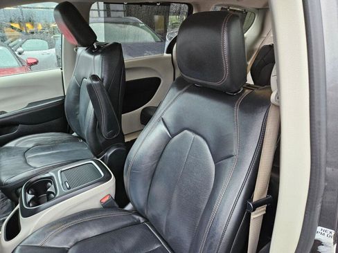 Used 2020 Chrysler Pacifica Touring-L Plus image 12